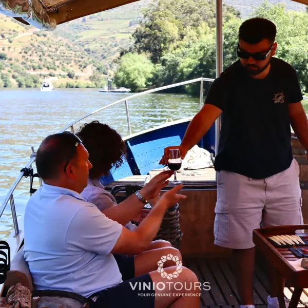 Passeio de barco privativo com lanches e bebidas pelo Vale do Douro